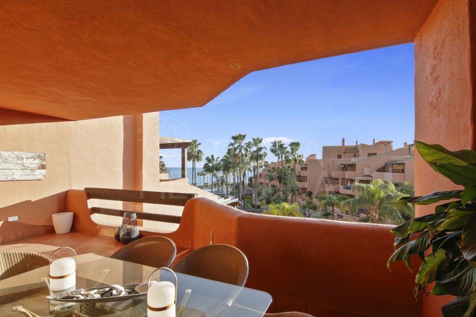 Appartement de luxe de 3 chambres avec vue sur la mer à vendre dans le complexe de bord de mer de Mar Azul, Estepona.