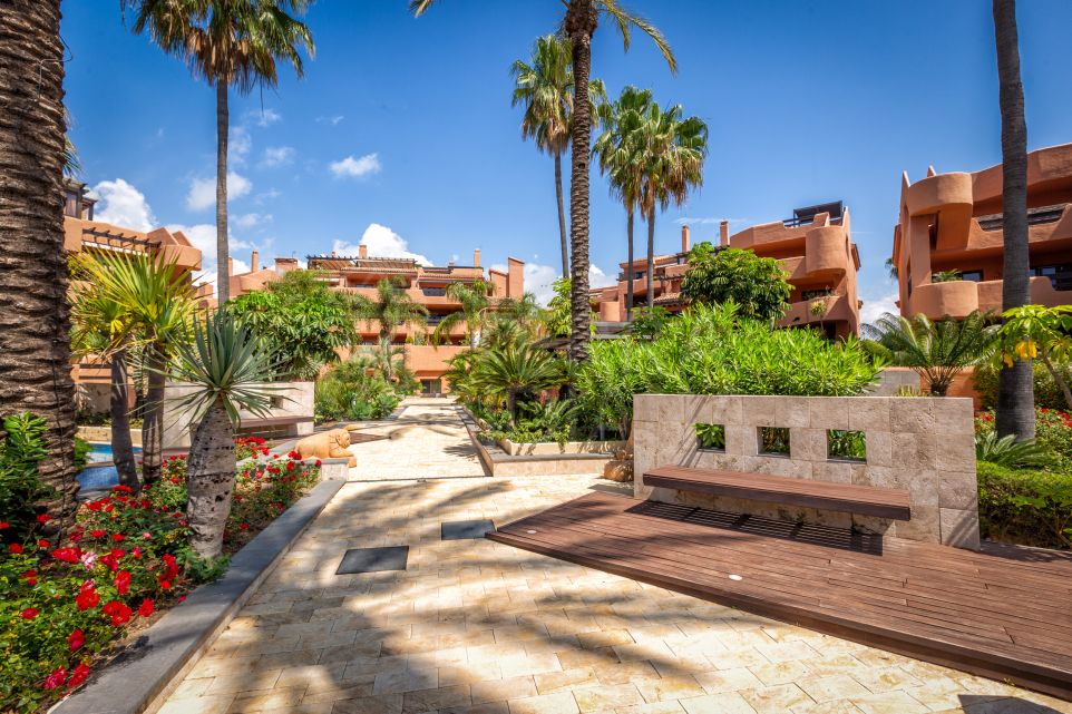 Apartamento de lujo de 3 dormitorios con vistas al mar en venta en el complejo frente a la playa de Mar Azul, Estepona.