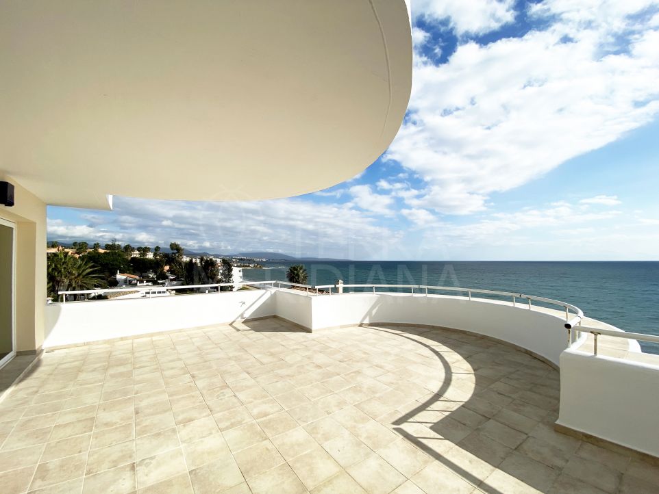 Penthouse duplex en première ligne de plage à vendre à Sinfonía del Mar, à l'ouest d'Estepona
