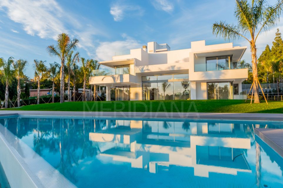 Villa moderna en venta en la zona costera de Guadalmina Baja, San Pedro de Alcantara