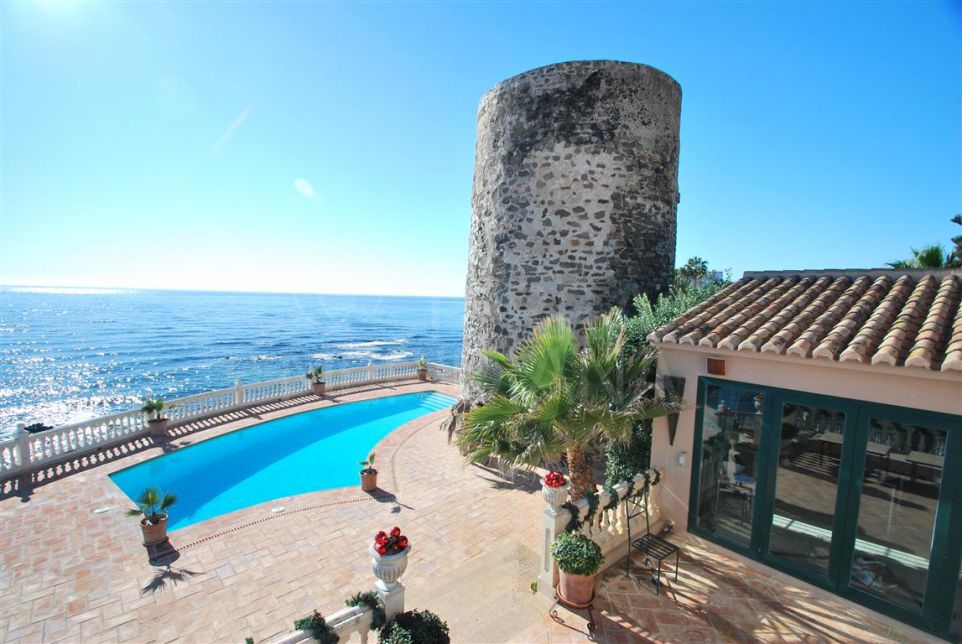 Villa única frente a la playa con vistas panorámicas a la venta en Sitio de Calahonda, Mijas Costa