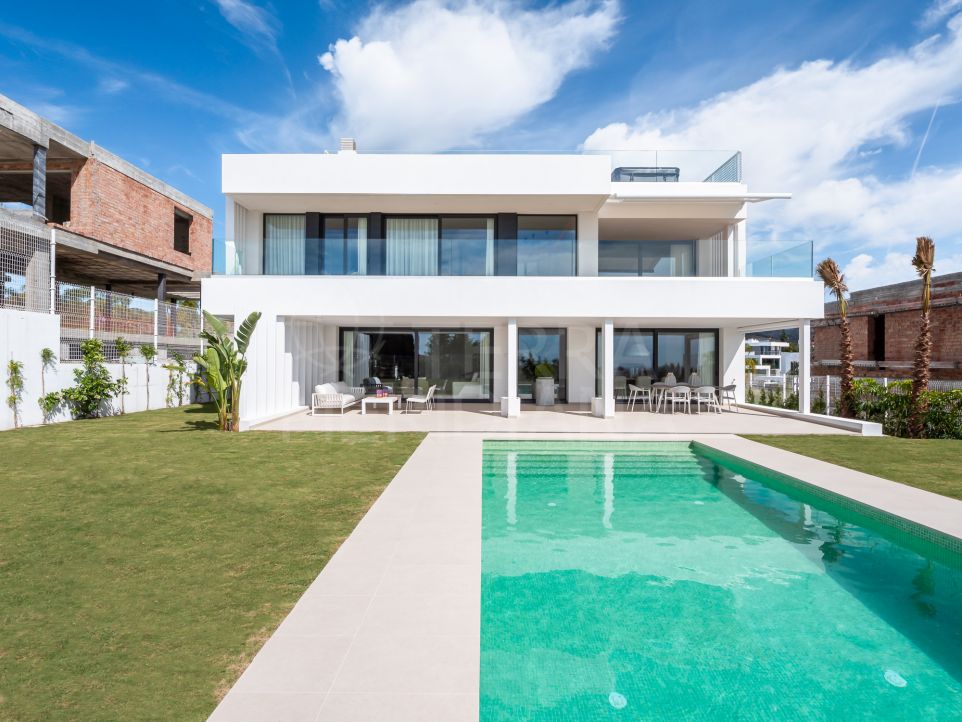 Nueva villa contemporánea con magníficas vistas al mar en venta en Cancelada, Estepona