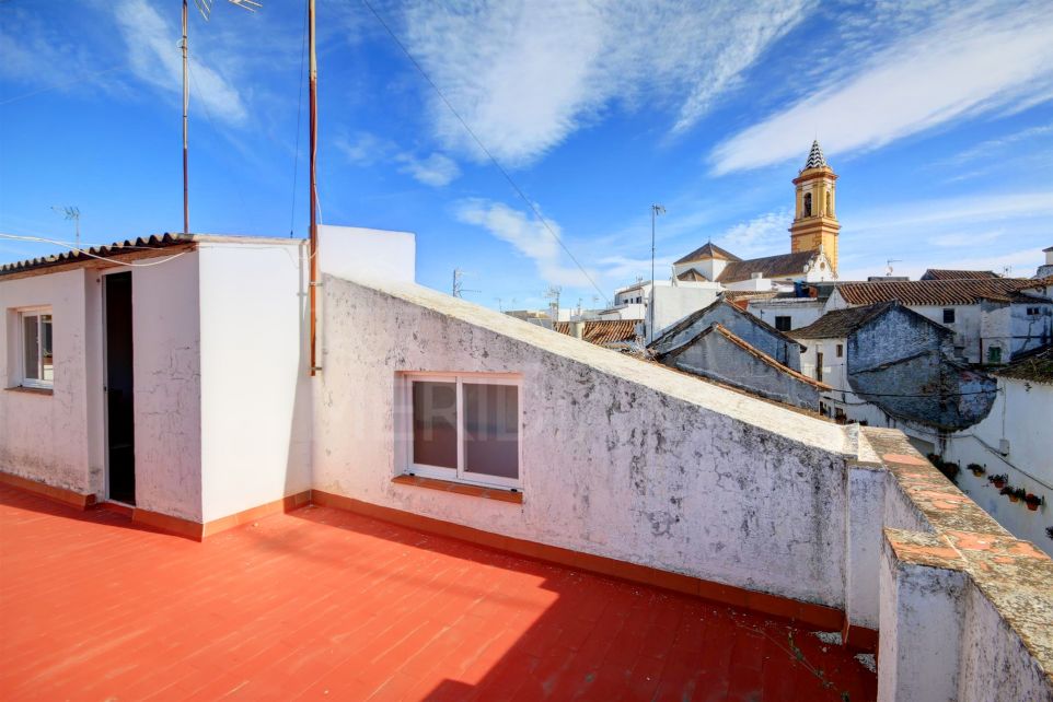 Large townhouse for sale in the old town of Estepona, with large terraces
