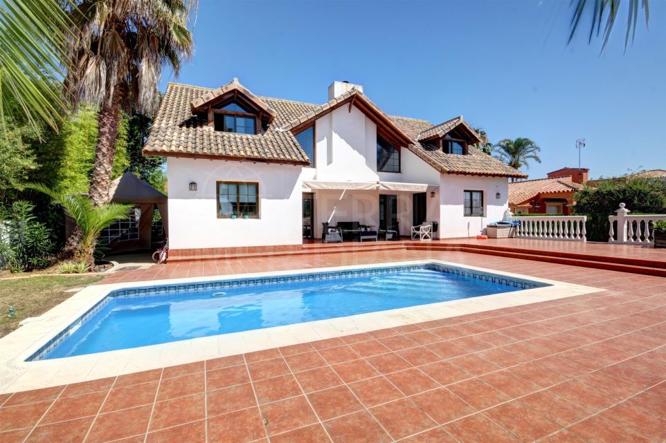 Family villa for sale in Sun Park Costalita, 100m from the Beach with private pool