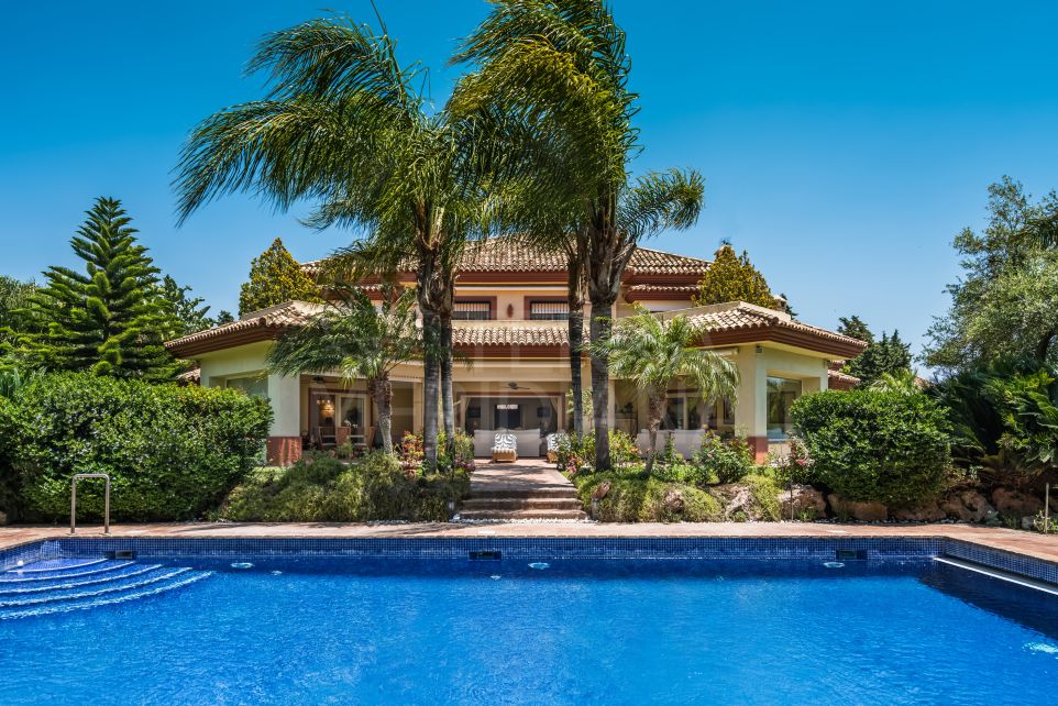 Villa de lujo junto a la playa en venta en Guadalmina Baja, San Pedro de Alcantara