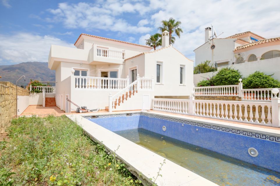 Large villa for sale in Seghers in Estepona, with good sized garden and sea views