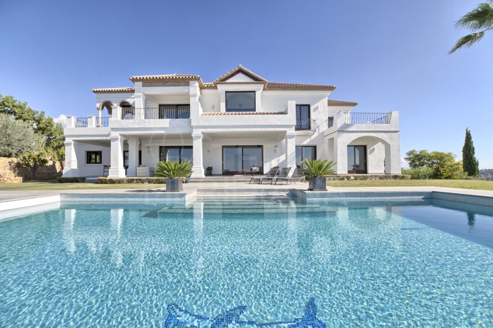 Magnífica villa espaciosa con vistas incomparables al mar en venta en Los Flamingos Golf, Benahavis