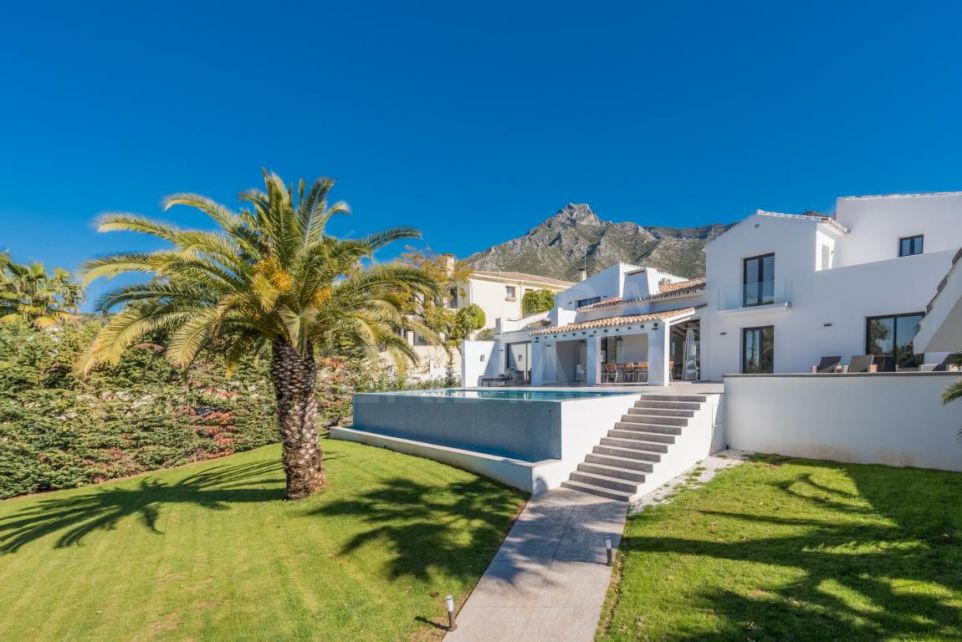 Villa de estilo mediterráneo con vistas al mar en venta en Marbella Hill Club, Marbella Golden Mile