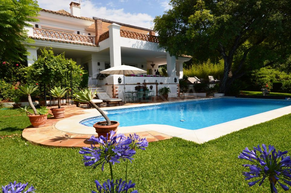 Villa amplia con piscina, en venta en Altos Reales, Marbella en la Milla de Oro