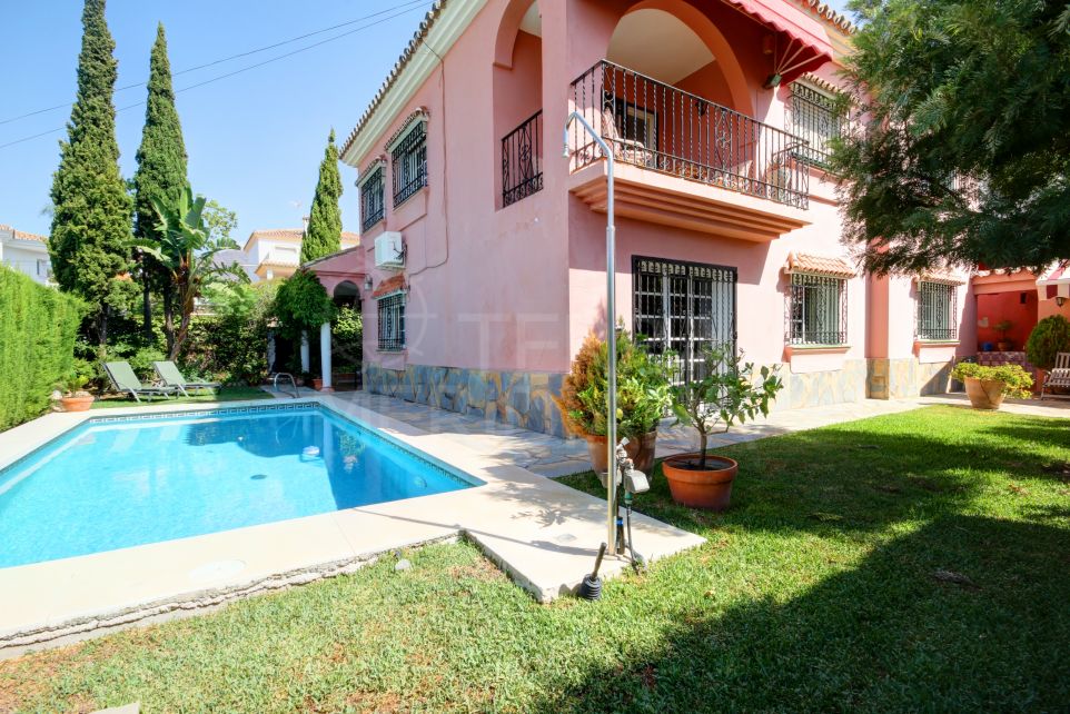 Villa for sale in Seghers with private pool and sea views, Estepona