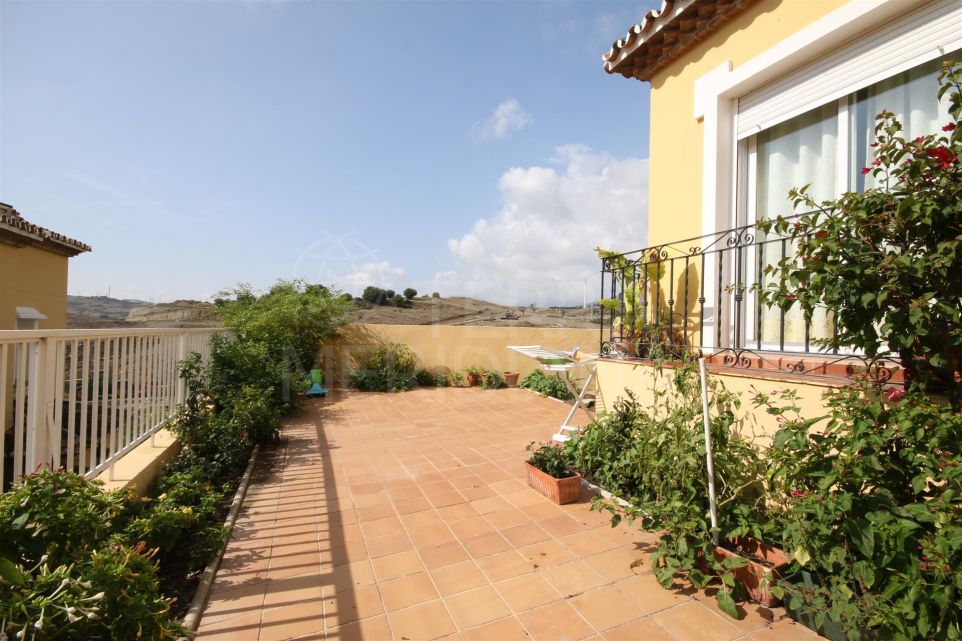 Townhouse for sale in Estepona centre, with large patio and 4 bedrooms, close to all amenities