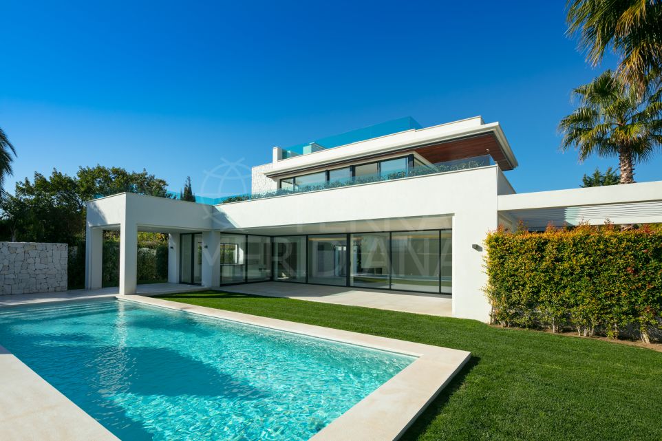 Brand new contemporary style seaside villa with solarium for sale in Guadalmina Baja, Marbella