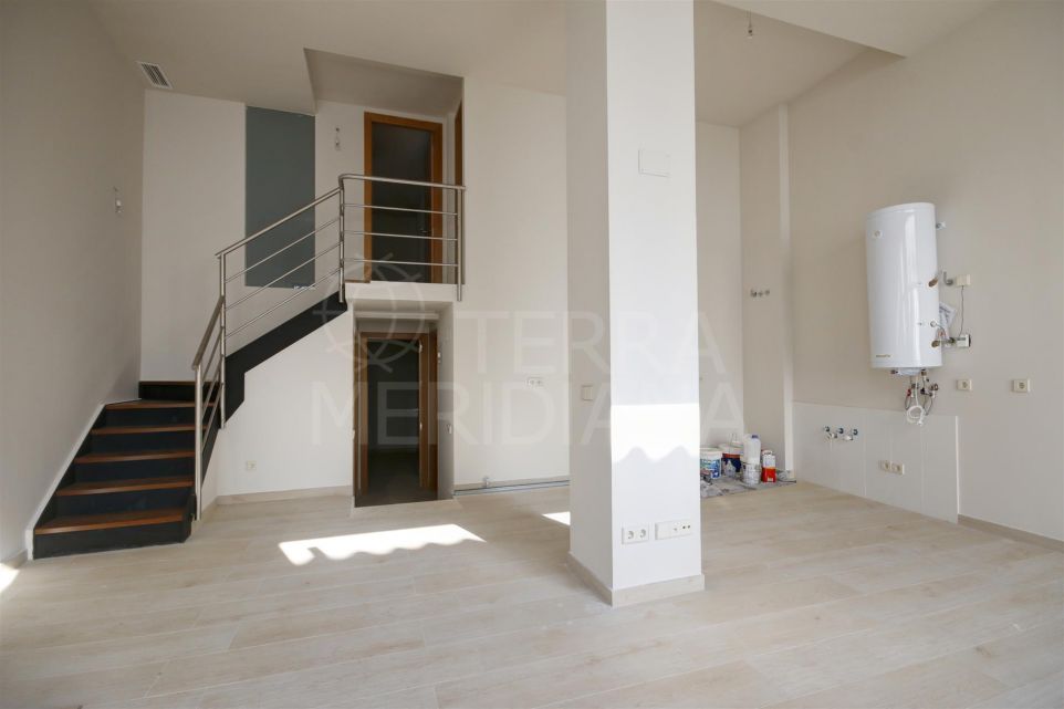 Spacieux appartement de 4 chambres à coucher en rez-de-chaussée à vendre, à 100 mètres de la plage principale d'Estepona