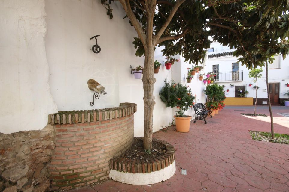 Second floor apartment for sale in Estepona, 200m from the beach in move in condition