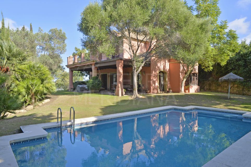 Elegante villa de 5 dormitorios de estilo mediterráneo con gran jardín en venta en Sotogrande Alto.
