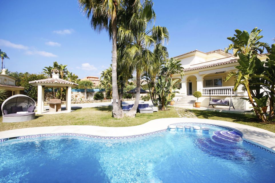 Preciosa villa moderna en venta con vistas al mar en Bel Air, Estepona