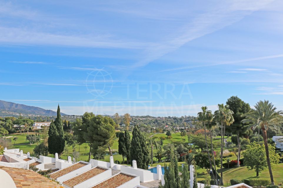 Penthouse with golf views for sale in Los Dragos, Nueva Andalucia