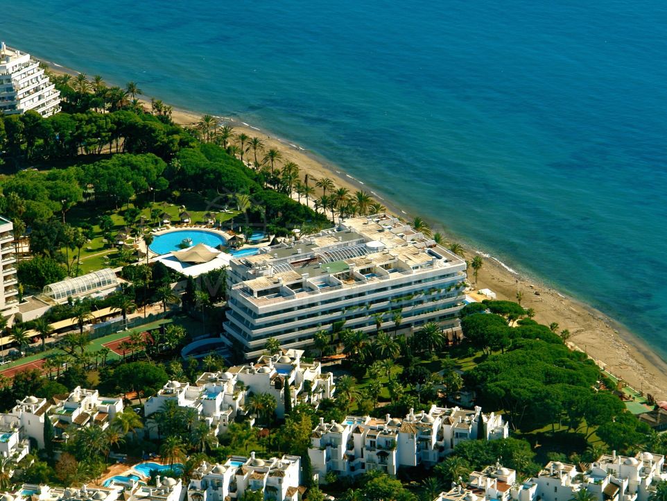 Apartamento con vistas al mar en venta en la urbanización de Marina Mariola, Marbella Milla de Oro
