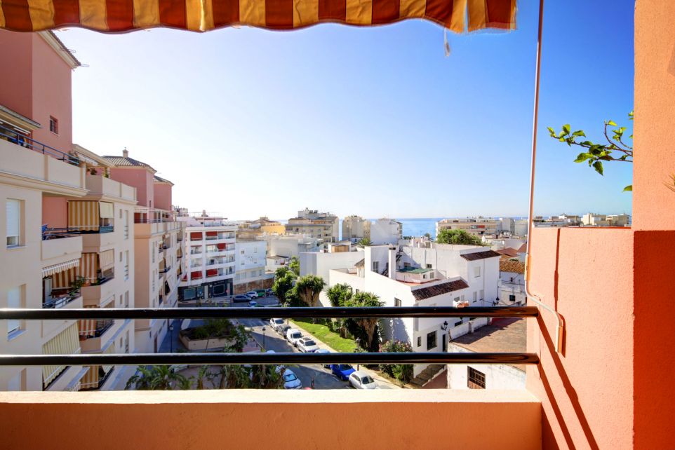 Fabulous 3 bedroom apartment for sale in Estepona centre with sea views