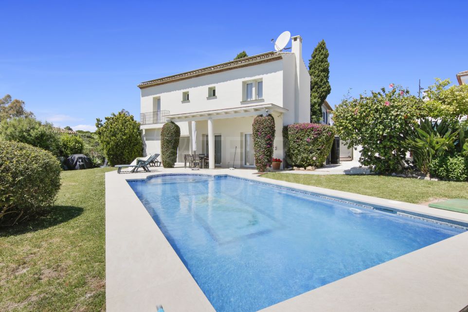Villa de 3 chambres magnifiquement rénovée en première ligne de golf avec vue sur la mer à vendre à Estepona Golf