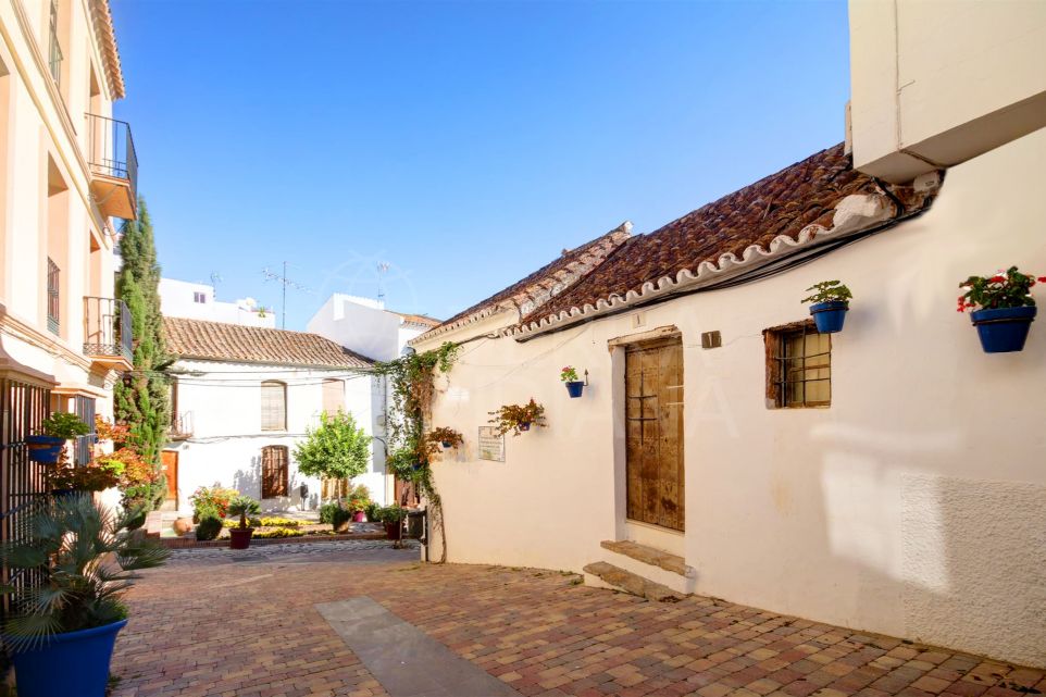 Large townhouse for sale in the old town of Estepona, walking distance to the beach