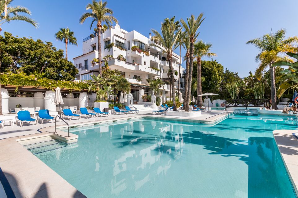Apartamento de lujo de 3 dormitorios cerca de la playa en venta en La Isla, Puerto Banús, Marbella