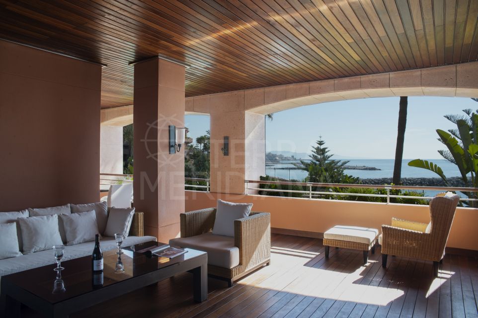 Seafront apartment with panoramic sea views for sale in Malibu, Puerto Banus, Marbella