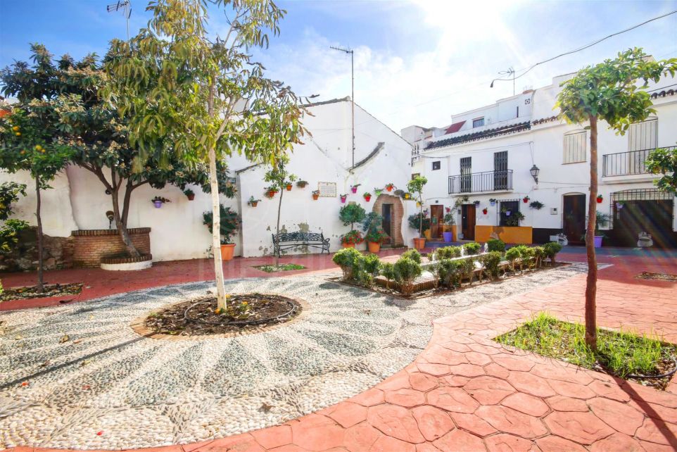 Commercial premises for sale in the old town of Estepona, less than 200m from the beach