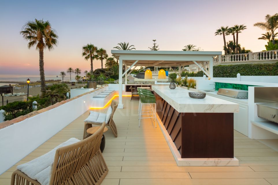 Эксклюзивная вилла на первой линии пляжа, идеально подходящая для солнечного отдыха, доступная для аренды в Лос-Вердиалес, Марбелья Голден Майл