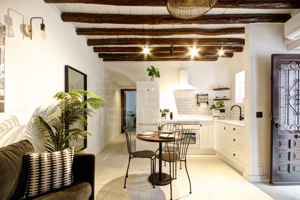 Elegante apartamento en planta baja en venta en el casco antiguo de Estepona, listo para vivir