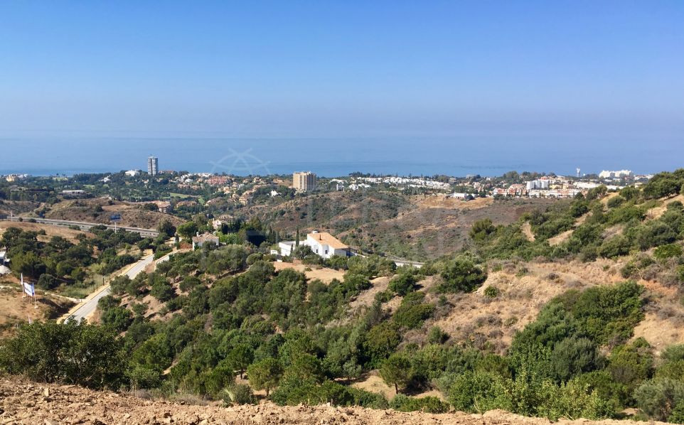 Terrain avec vue sur la mer en vente à Los Altos de Los Monteros, Marbella