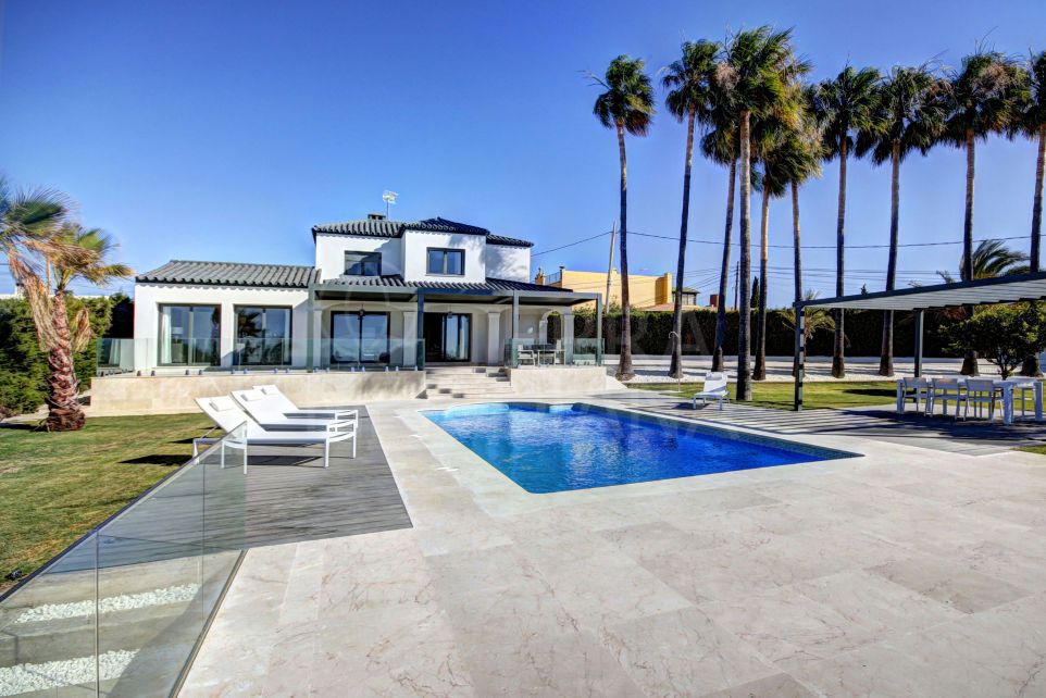 Villa de estilo contemporáneo con impresionantes vistas al mar en venta en Estepona