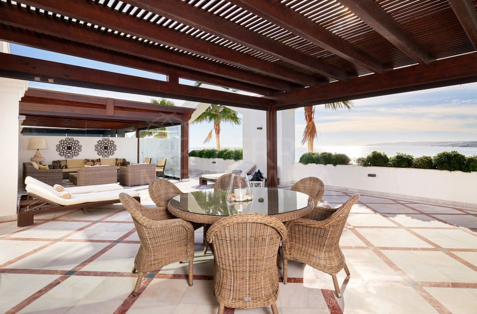 Beachfront penthouse with sea views for sale in the development of Doncella Beach, Estepona