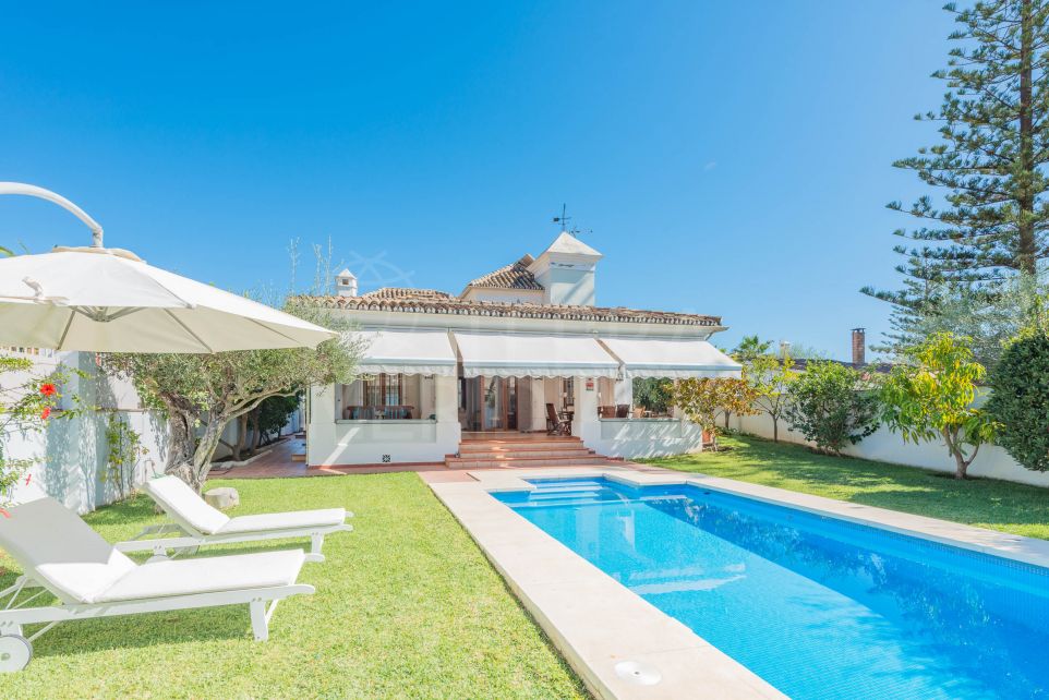 Amplia villa junto a la playa en venta en la urbanización Casablanca, Marbella Milla de Oro