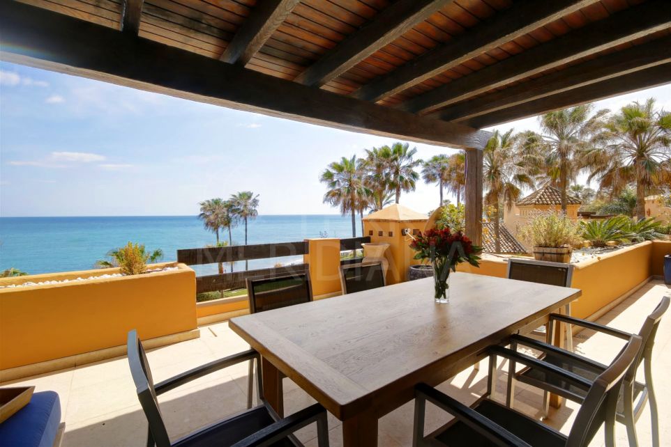 Appartement modernisé de 3 chambres en première ligne de plage, orienté sud-ouest, à vendre à Los Granados Del Mar, Estepona