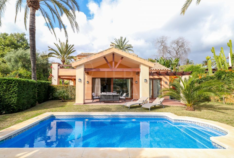 Villa de estilo español con cine y sauna en venta a 300m de la playa en Marbesa, Marbella Este