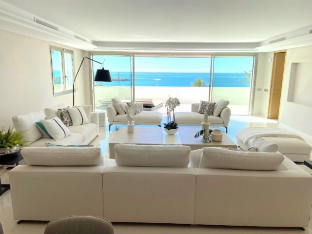 Newly Refurbished Front Line Beach Apartment in Gray D`Albion Urbanization, Puerto Banús