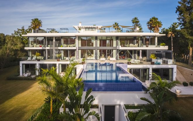 Una Obra Maestra de la Elegancia Moderna en Kings and Queens en Sotogrande