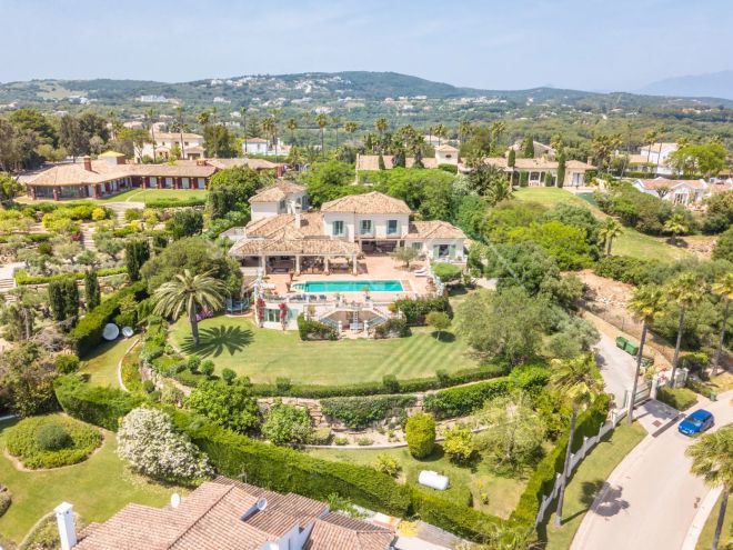 Amplia Villa de 9 dormitorios con vistas panorámicas en Sotogrande Alto