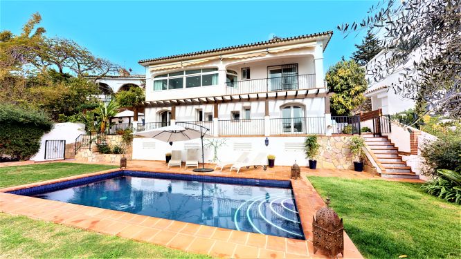 Villa en venta en Torremuelle, Benalmadena