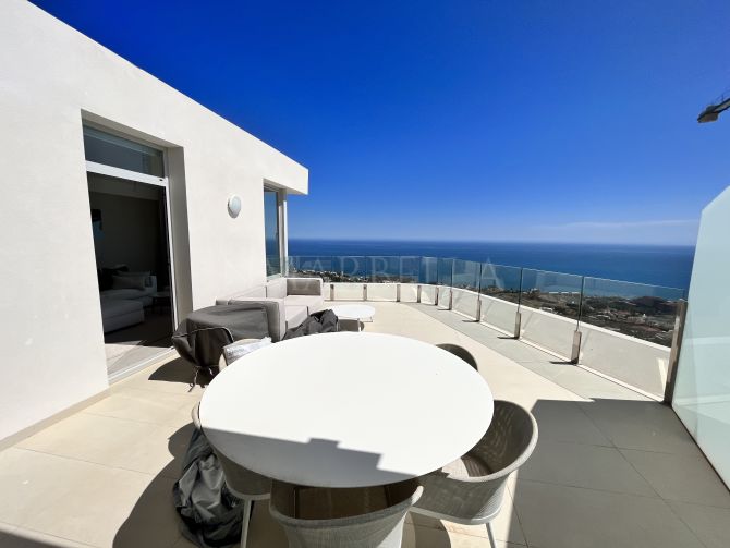 Новый пентхаус дуплекс для продажи в Бенальмадене с панорамным видом на море
