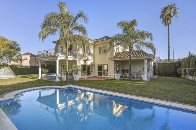 Villa for sale in Guadalmina Alta
