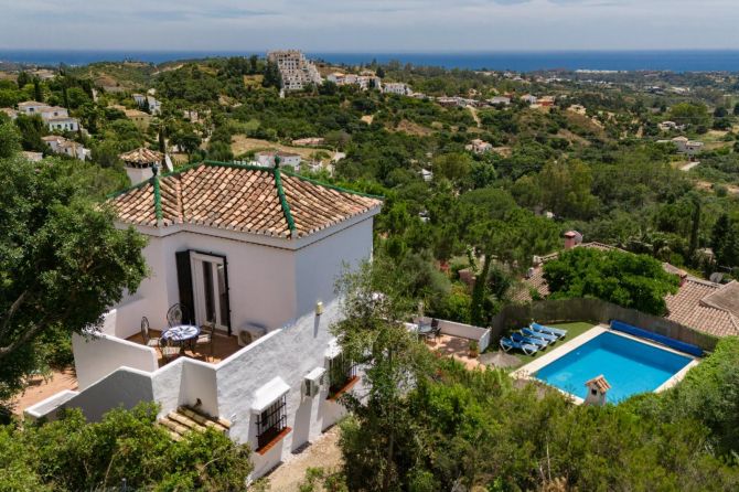 Villa elegante con vistas al mar en venta en Altos de Estepona
