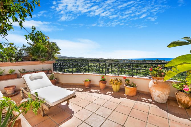 Impressive four-bedroom duplex penthouse in Vista Golf, Rio Real; with panoramic sea views