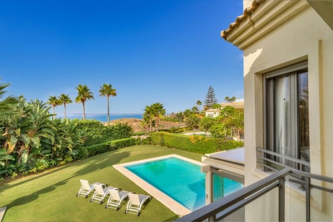 Inmaculada villa frente a la playa de cinco dormitorios situada en El Rosario, Marbella Este con increíbles vistas al mar