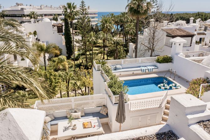 Stunning penthouse with private pool and unbeatable location - Frontline Beach on the Golden Mile!