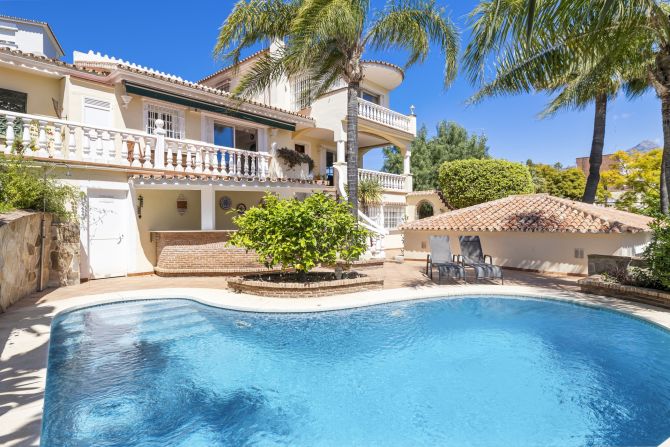 Encantadora Villa Andaluza en venta en Nueva Andalucía