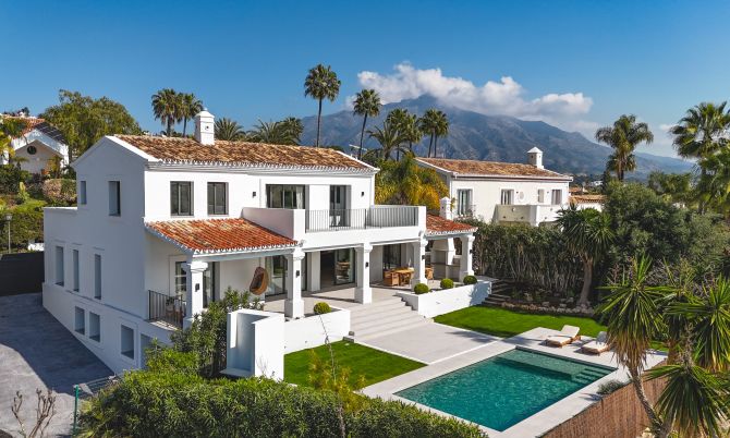 Lujosa Villa de 5 dormitorios con vistas panorámicas al mar y al golf en Nueva Andalucía, Marbella