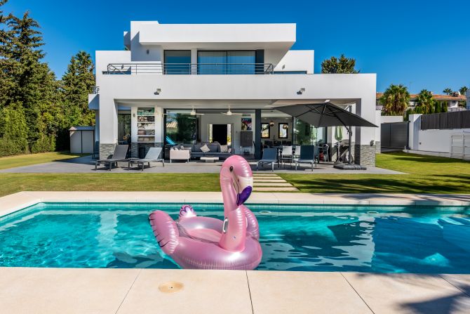Вилла на продажу в Beach Side New Golden Mile, Восточная Эстепона