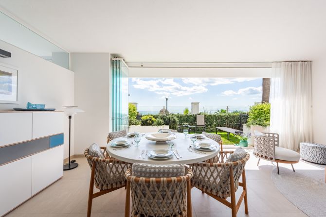 Beachfront apartment in the prestigious Doncella Beach next to Playa Cristo in Estepona!
